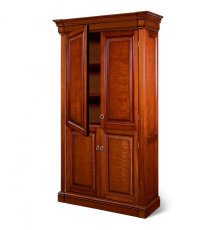 Шкаф с деревянными дверьми
